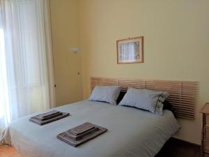 1 dormitorio con 1 cama con 2 toallas en My Enchanting Roman Holiday en Roma