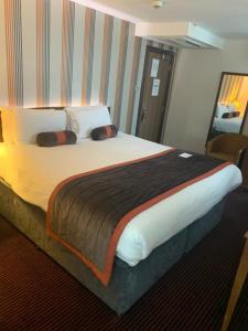 a bedroom with a large bed in a room at Mercure Doncaster Centre Danum Hotel in Doncaster