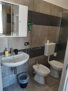 La salle de bains est pourvue d'un lavabo et de toilettes. dans l'établissement La Montrucca Camere, à Caselle Torinese