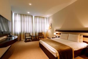 TV a/nebo společenská místnost v ubytování Zirve Hotel