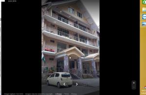 un coche blanco estacionado frente a un edificio en Centurion Hotel, en Naran
