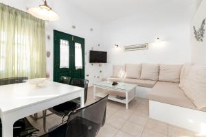TV a/nebo společenská místnost v ubytování Casa Nileas for Cycladic summer living right on the bay and beach!