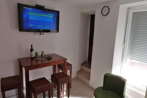 TV a/nebo společenská místnost v ubytování Apartman Novalja