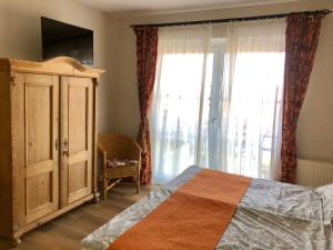 Postel nebo postele na pokoji v ubytování Ferienwohnung Warnemünde - Landhaus Immenbarg