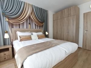 Schlafzimmer mit einem großen weißen Bett mit Vorhängen in der Unterkunft Apartment 15 in Borowez + 92 Fotos