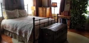 A bed or beds in a room at Widow Avery House