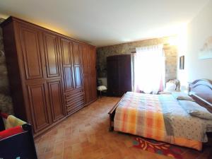 ein Schlafzimmer mit einem großen Bett und einem Fenster in der Unterkunft Antico Fienile in Celleno
