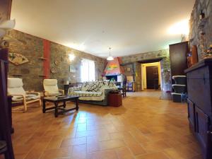 ein Wohnzimmer mit einem Sofa und einem Tisch in der Unterkunft Antico Fienile in Celleno