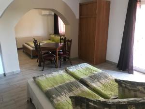 Posedenie v ubytovaní Famvarga Apartmanház + 37 fotografií