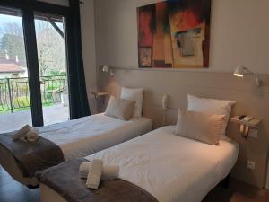 Кровать или кровати в номере Hotel Cote et Lac