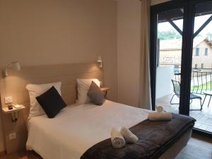 Кровать или кровати в номере Hotel Cote et Lac