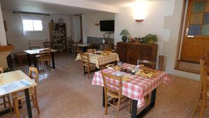 Chambres d'hôtes La Gardie في فيا: غرفة طعام مع طاولتين وكراسي