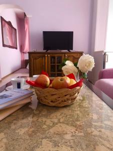 a basket of fruit and flowers in a living room at Elena Hotel in Petrich