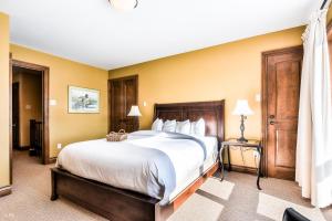 Un dormitorio con una cama grande con sábanas blancas. en House On The Golf La Bte -10min To Tremblant 150, en Mont-Tremblant
