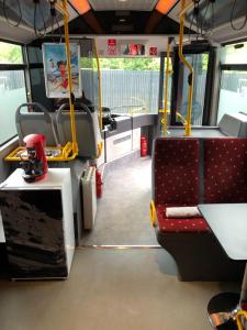 un autobús con asientos vacíos en un autobús en L Arrêt de Bus Insolite & SPA, en Berck-sur-Mer