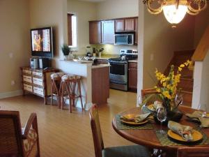 cocina y sala de estar con mesa y comedor en Villas at Regal Palms Resort & Spa, en Davenport