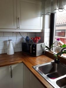Kuchyň nebo kuchyňský kout v ubytování Naturnära enkel rum B&B i Uppsala Ramstalund