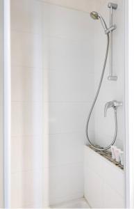 y baño con ducha y cabezal de ducha. en La Mariennée, en La Rochelle