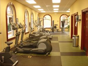 The fitness centre and/or fitness facilities at Villas at Regal Palms Resort & Spa