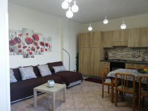 uma sala de estar com um sofá e uma mesa em Casa Vacanze Morselli em Scilla