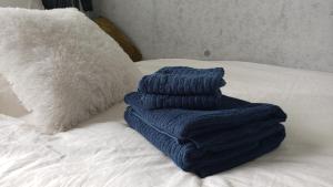 Asakusa Sky Stay Tiffany blue Roomにあるベッド