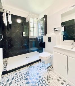 y baño con aseo, lavabo y ducha. en Sure Hotel by Best Western Port Jérome - Le Havre, en Notre-Dame-de-Gravenchon