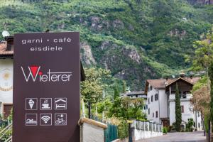 テルラーノにあるGarni Wietererの山道前看板