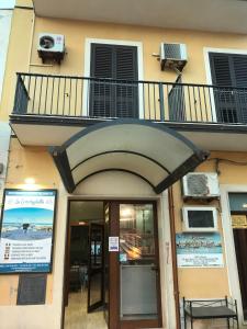 a building with a balcony on top of it at La Conchiglietta in Marzamemi