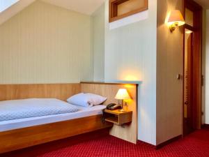 Un pat sau paturi într-o cameră la Hotel Haus Deckers