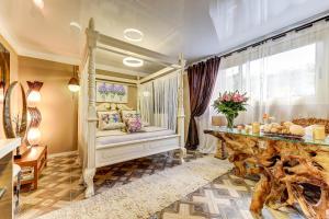 ChayofaにあるKordelliya Apartmentのスイングベッド1台とテーブルが備わる客室です。