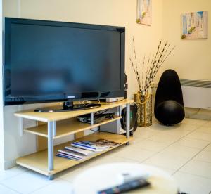 En TV eller et underholdningssystem på Luxury House