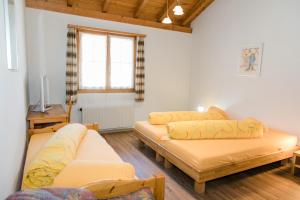 ein Wohnzimmer mit 2 Betten und einem TV in der Unterkunft Hotel Reich in Cazis