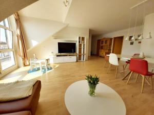 ein Wohnzimmer mit einem weißen Tisch und Stühlen in der Unterkunft Tova Cologne in Großkönigsdorf