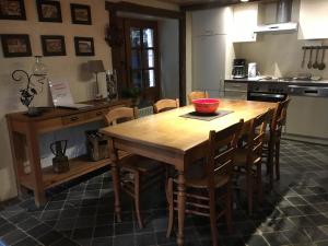- une cuisine avec une table en bois et des chaises dans l'établissement Vieux Logis een prachtige Ardeense vakantiewoning, à Vresse-sur-Semois