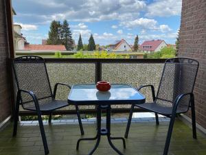 a blue table and two chairs on a balcony at HoteLPension am Thermalbad in Bad Nenndorf