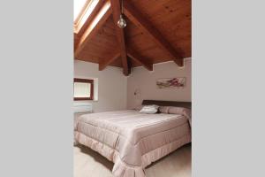 a bedroom with a bed and a wooden ceiling at APPARTAMENT '' IL GIARDINO '' in Santa Maria La Carità