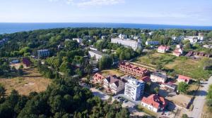z góry widok na miasto z drzewami i ocean w obiekcie Wiktoria-Biały Domek w Jastrzębiej Górze
