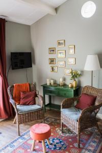 een woonkamer met 2 stoelen en een tafel bij B&B Wilhelmina's Cottage in Ridderkerk