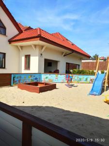 Plac zabaw dla dzieci w obiekcie Wiktoria-Biały Domek