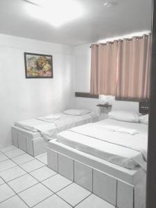a room with two beds and a window at Hotel Araguaia Goiânia in Goiânia