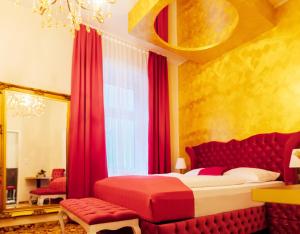a bedroom with a bed and a red couch at Hotel Hamburger Perle in Hamburg