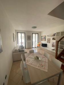 a living room with a table and a couch at Casa Cuore - Love Pets - Fronte Ospedale Sacro Cuore in Negrar