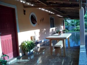 une table et un banc assis à l'extérieur d'une maison dans l'établissement Sítio Ramos, à Cunha