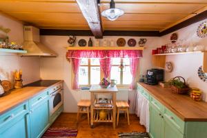 Virtuvė arba virtuvėlė apgyvendinimo įstaigoje Chalupa Šárka