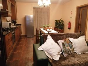 un soggiorno con divano e cucina di Casa Cima de Vila a Vieira do Minho