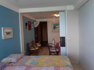 una camera con letto, tavolo e sedie di Atlántico Flat a Natal