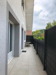 einen Balkon eines Hauses mit einer Terrasse in der Unterkunft Bel appartement 53 m2 in Ruy