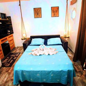 1 dormitorio con cama azul y manta azul en Studio London & Studio Chalet en Pannes
