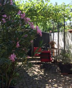 un patio con mesa, sillas y flores en SEELIG`S en Weinsheim