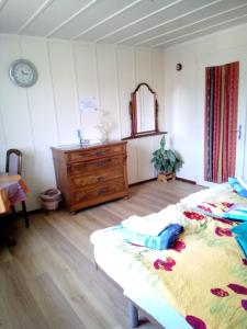 1 dormitorio con 1 cama y vestidor en Chambre d'hôtes Petit Martel en Les Ponts-de-Martel